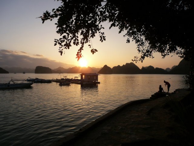 Baie d'Along contre jour